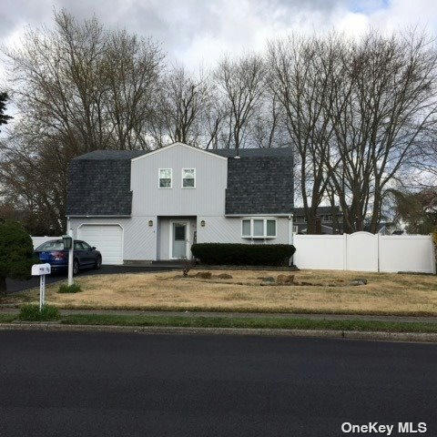 90 WEXFORD DR, OAKDALE, NY 11769, photo 1 of 13