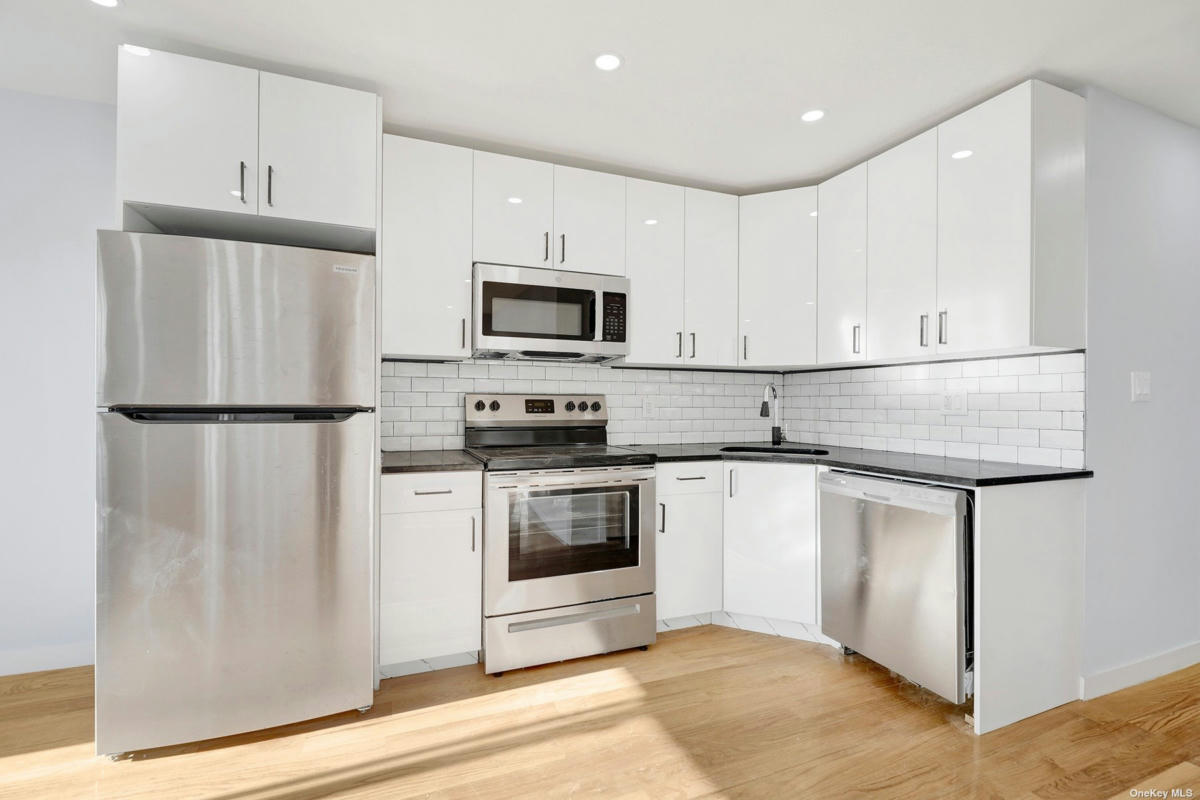 65 Kitchens with White Appliances (Photos)