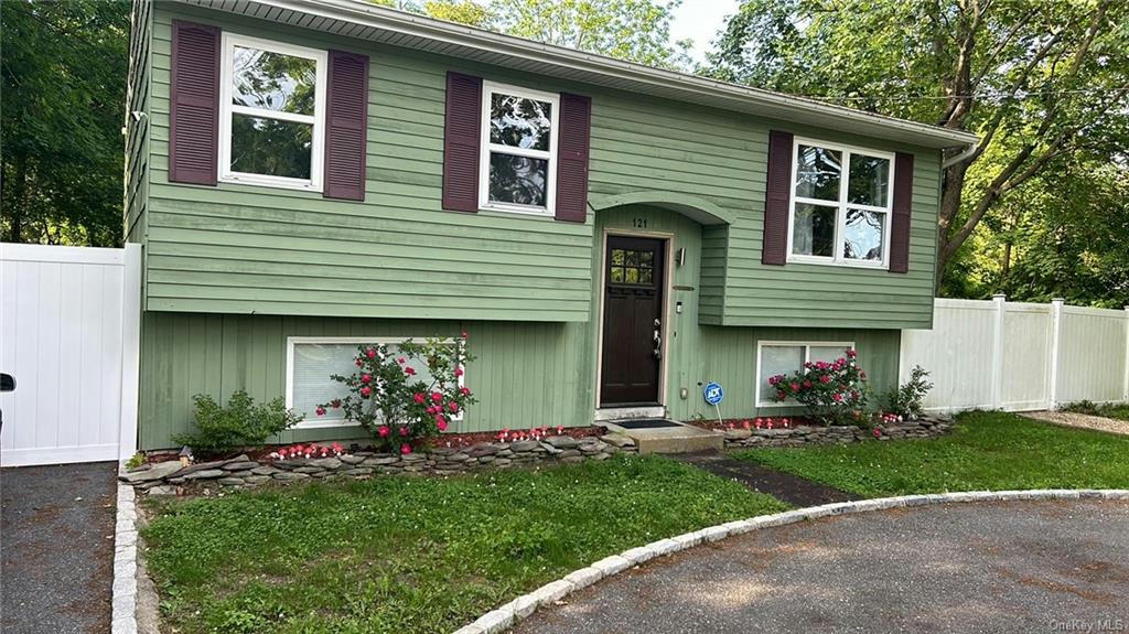 121 HEAD OF THE NECK RD, BROOKHAVEN, NY 11713, photo 1 of 36