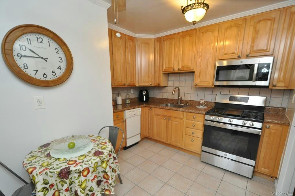 501 RIVERDALE AVE APT 1A, YONKERS, NY 10705, photo 1 of 36